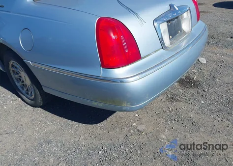 1998 Lincoln Town Car Signature z USA, uszkodzony, nr VIN 1LNFM82W3WY622452